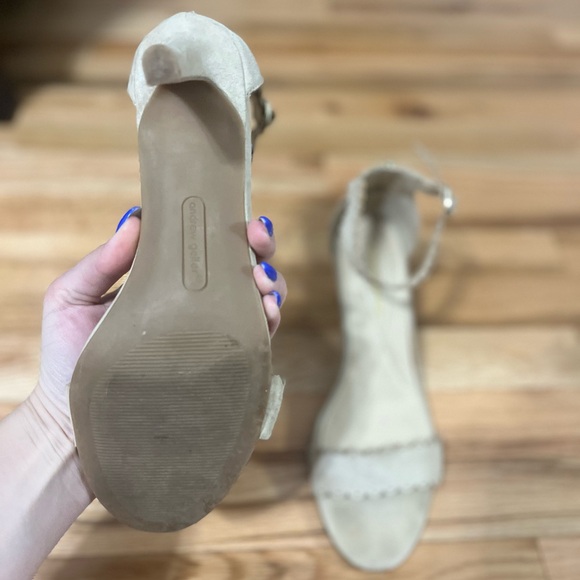 Scalloped heels - Picture 3 of 4